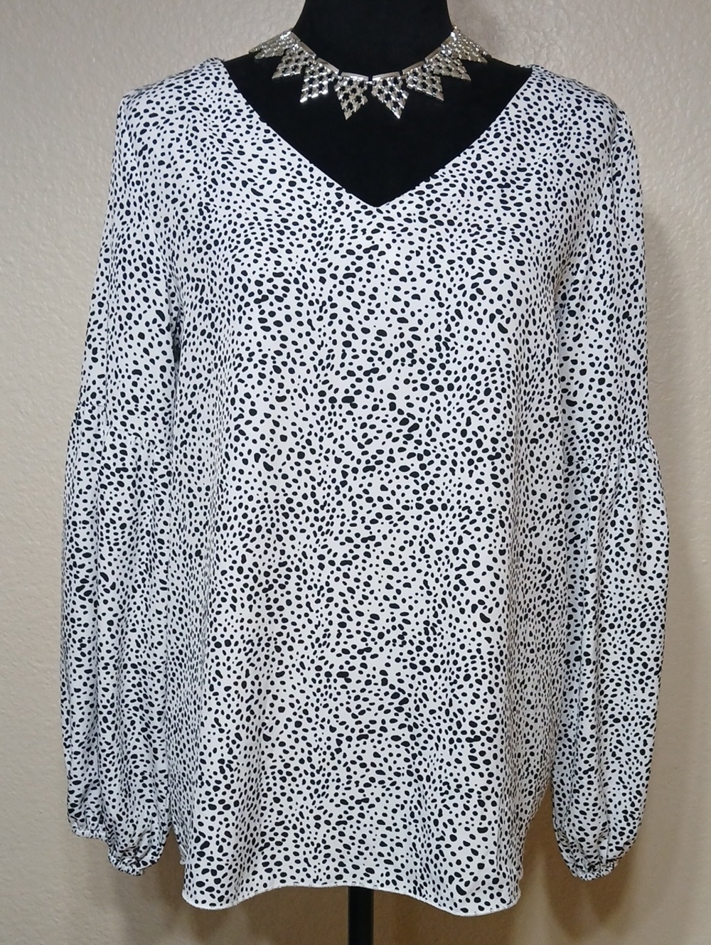 White & Black V-Neck Puff Sleeve Blouse